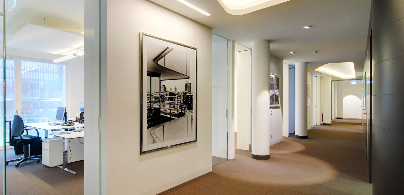 Heller Büroflur im CENTURION Commercial Center